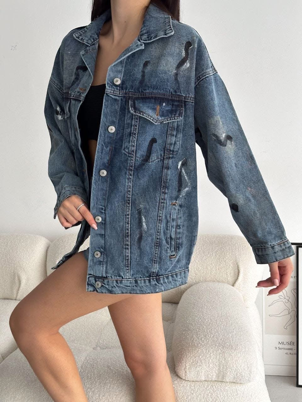 Jachetă din denim albastru spălat cu imprimeu grafic și tușe decorative
