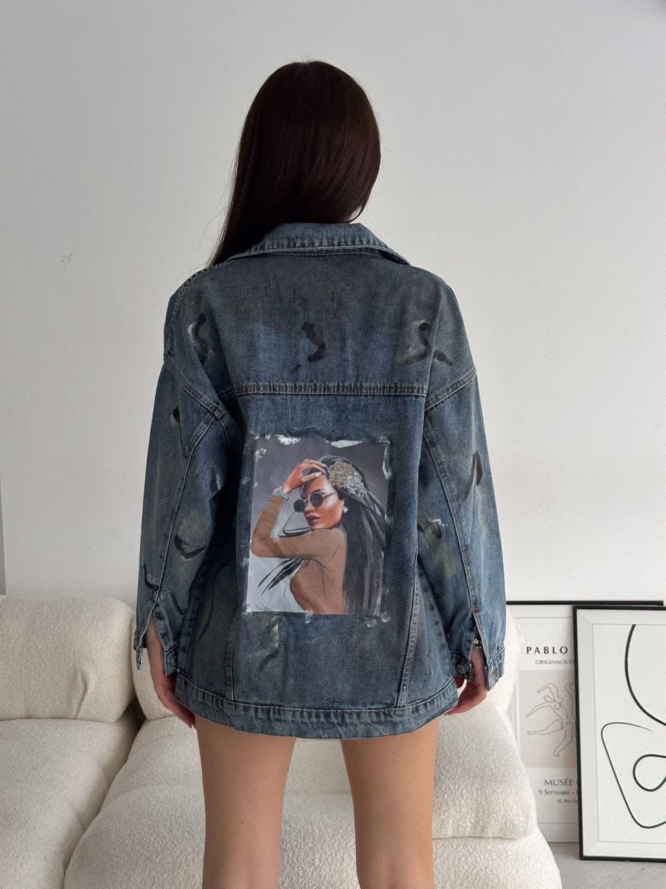 Jachetă din denim albastru spălat cu imprimeu grafic și tușe decorative