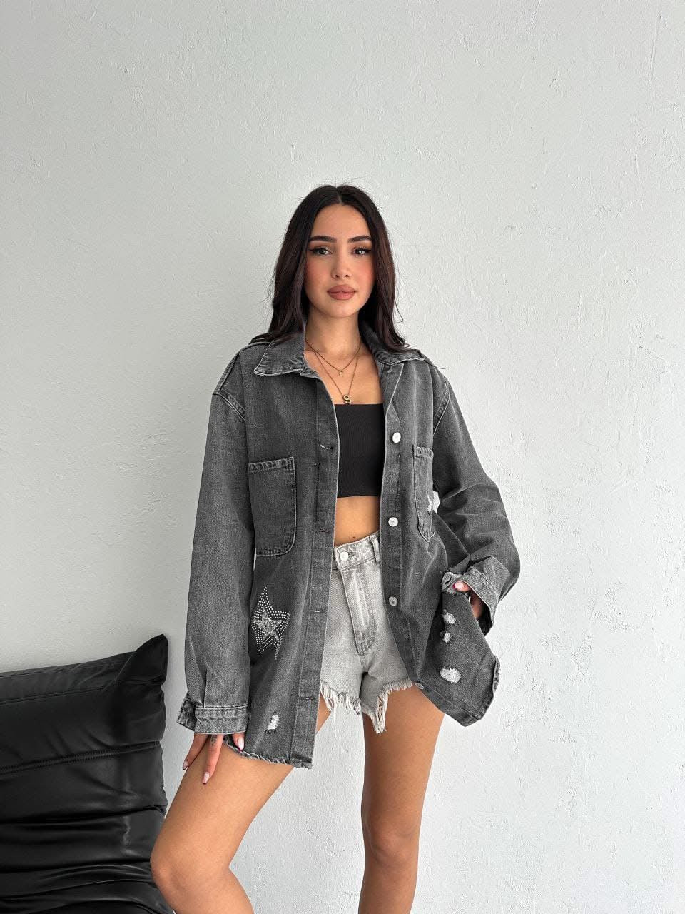 Jachetă oversized din denim gri spălat cu aplicație stea din strasuri și detalii distressed