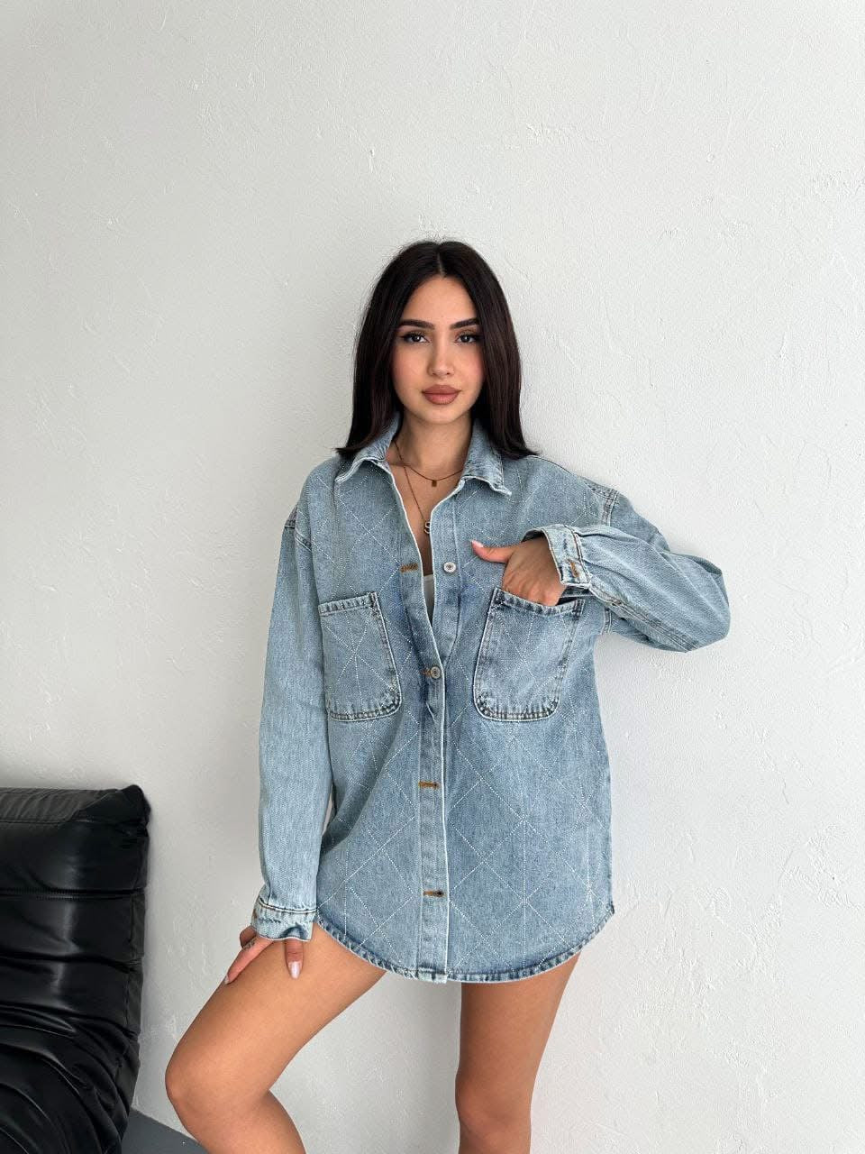 Jachetă oversized din denim deschis cu aplicații strălucitoare în carouri