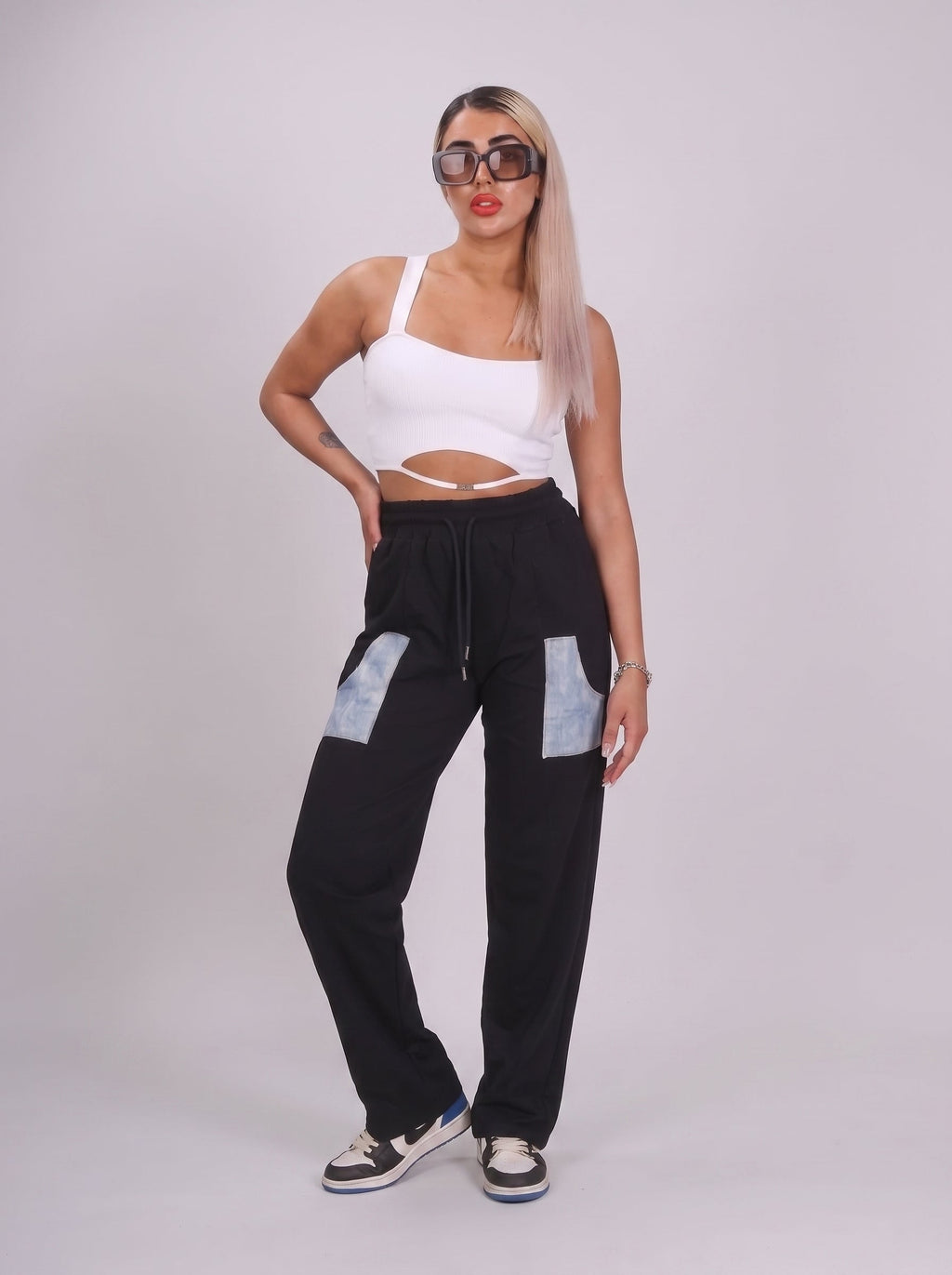 Pantaloni lejeri sport-casual cu buzunare din denim aplicate