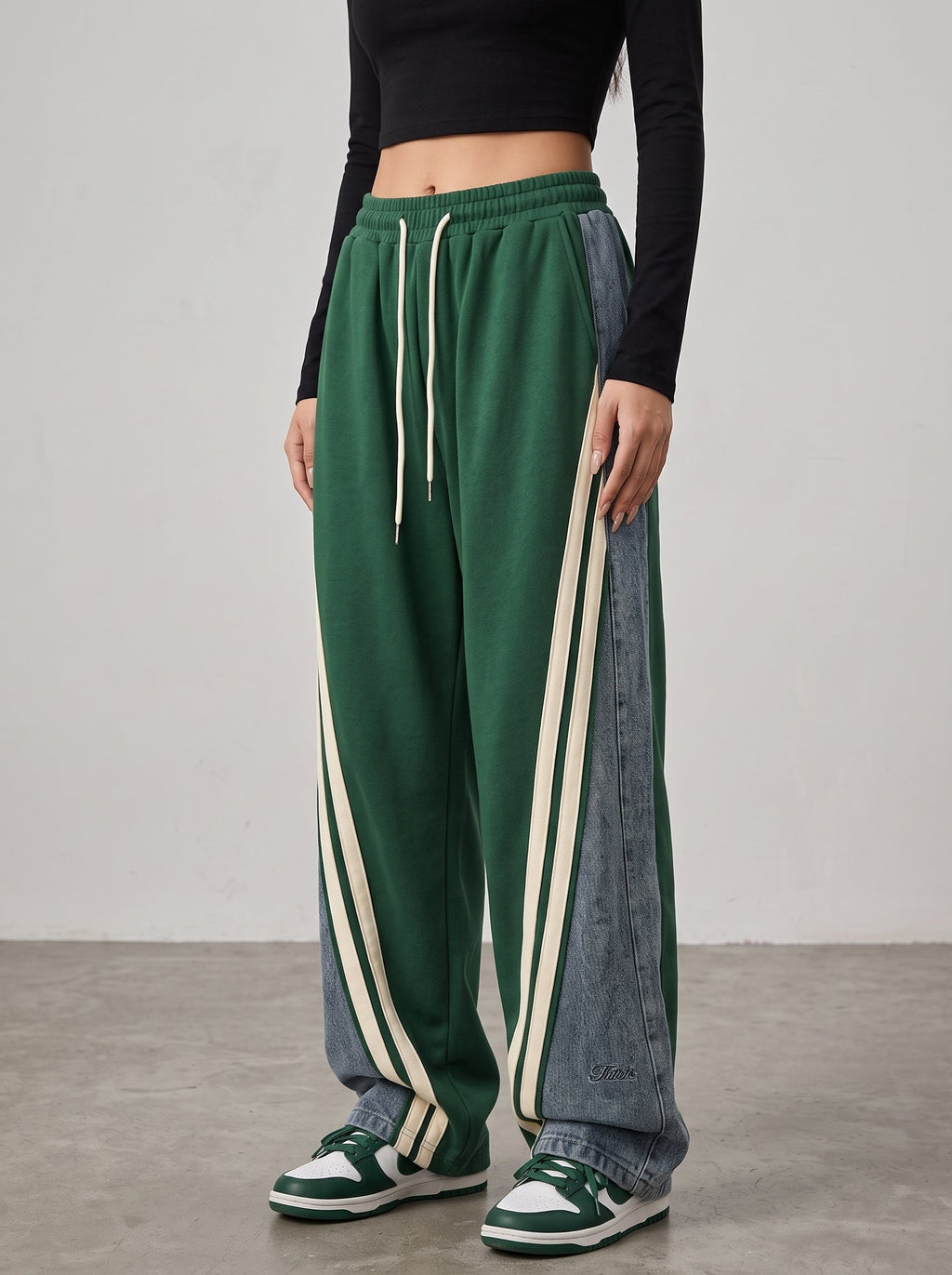 Pantaloni sport-casual lejeri cu inserții din denim și dungi laterale