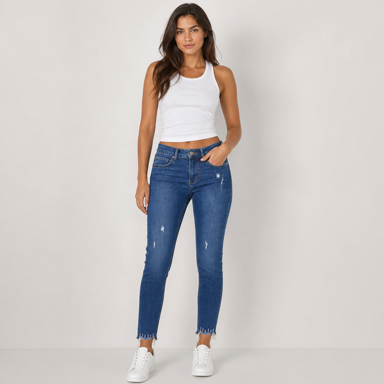 Karol diszkrét szakadású és rojtos szegésű skinny farmer