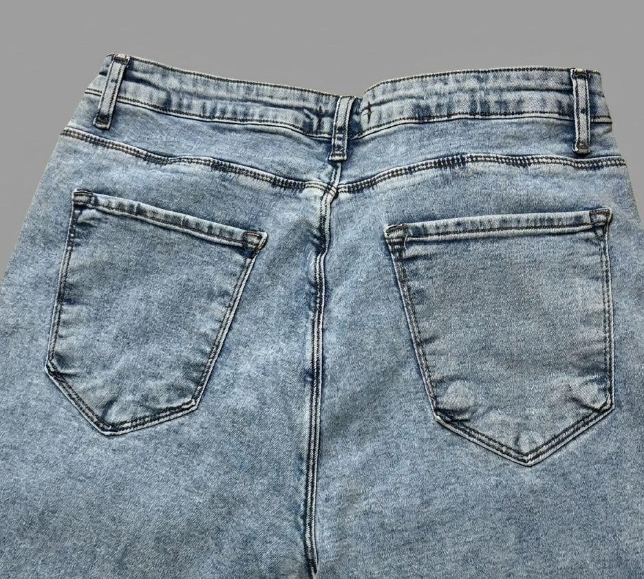 Дамски светли изчистени дънки Noventa skinny fit с декоративни копчета на глезена, големи размери