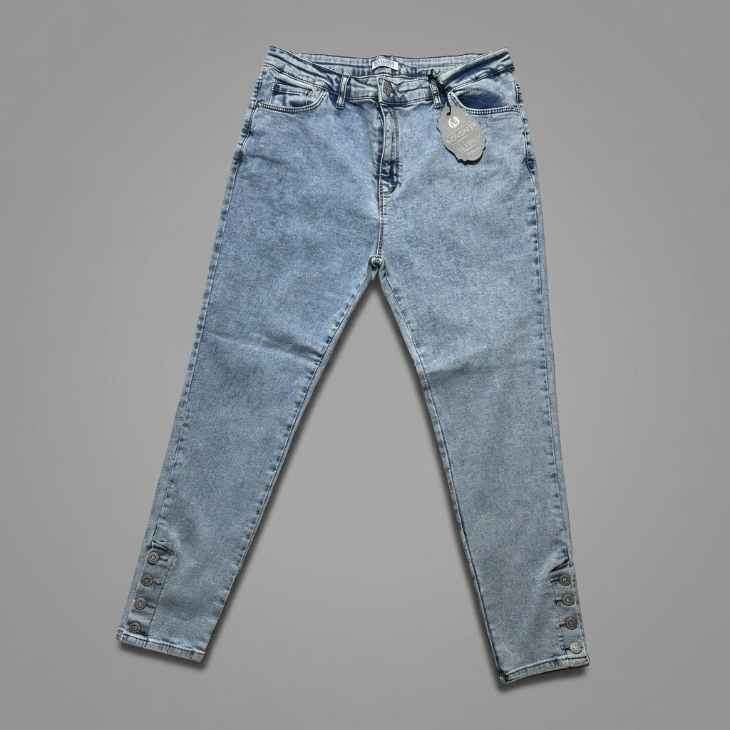 Plus size skinny fit light blue Noventa jeans with decorative buttons at the ankle
